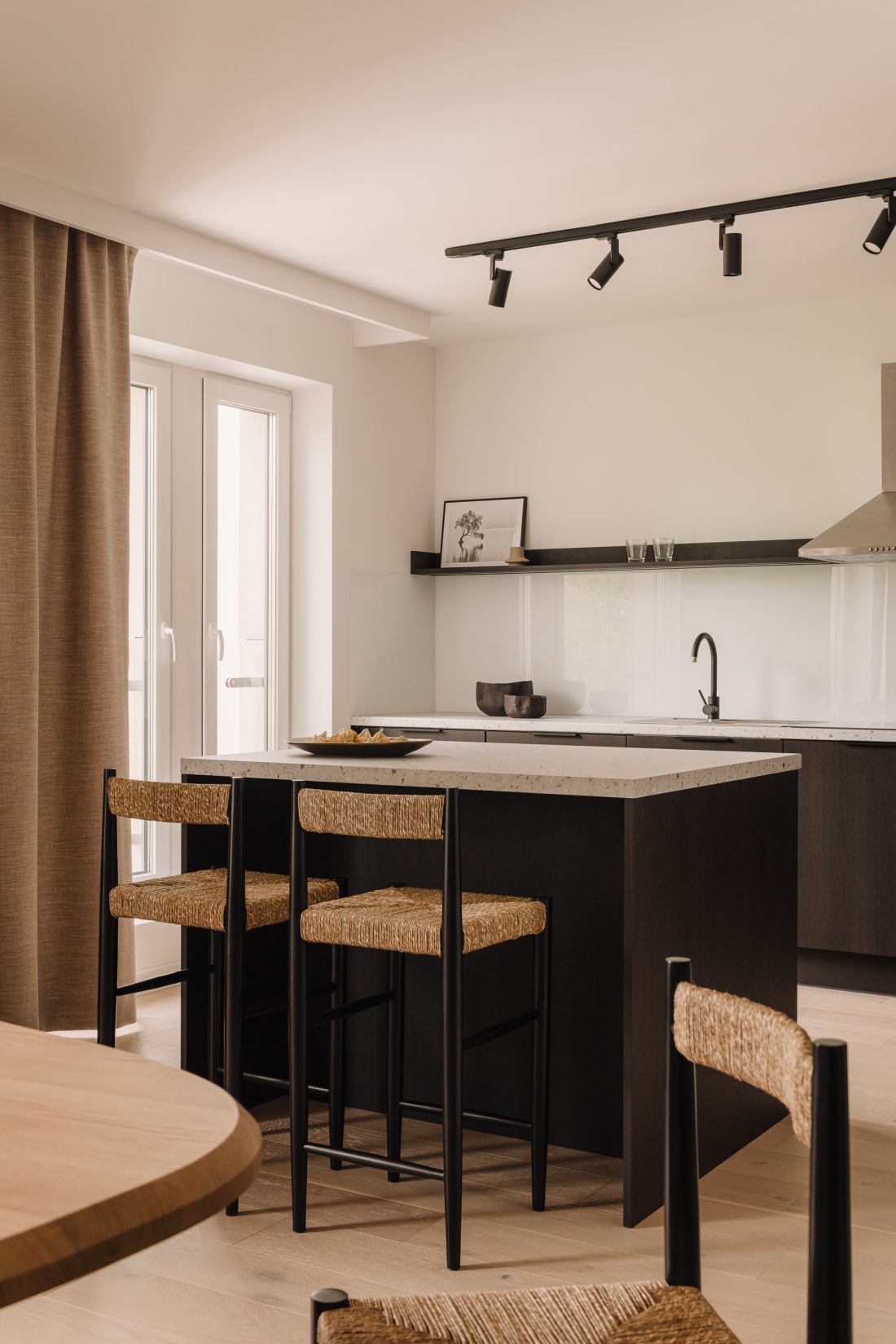 Kuchnia w minimalistycznym apartamencie