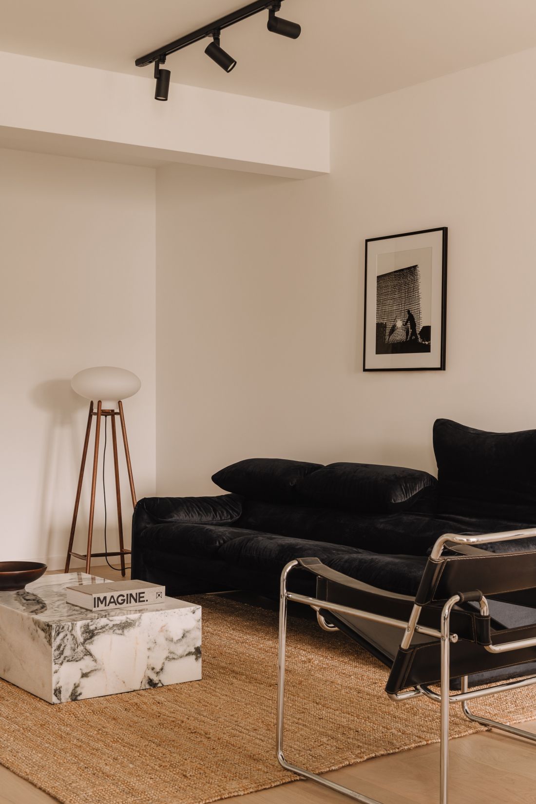Aksamitna sofa w salonie