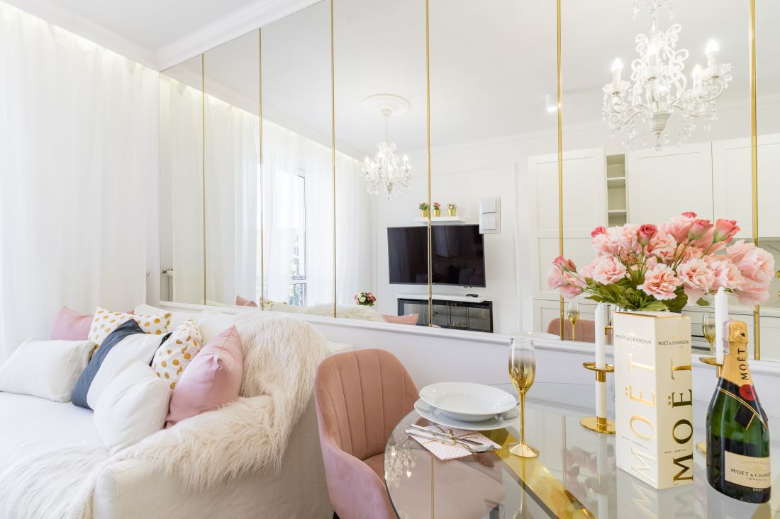 Mieszkanie zostało urządzone w stylu soft glam