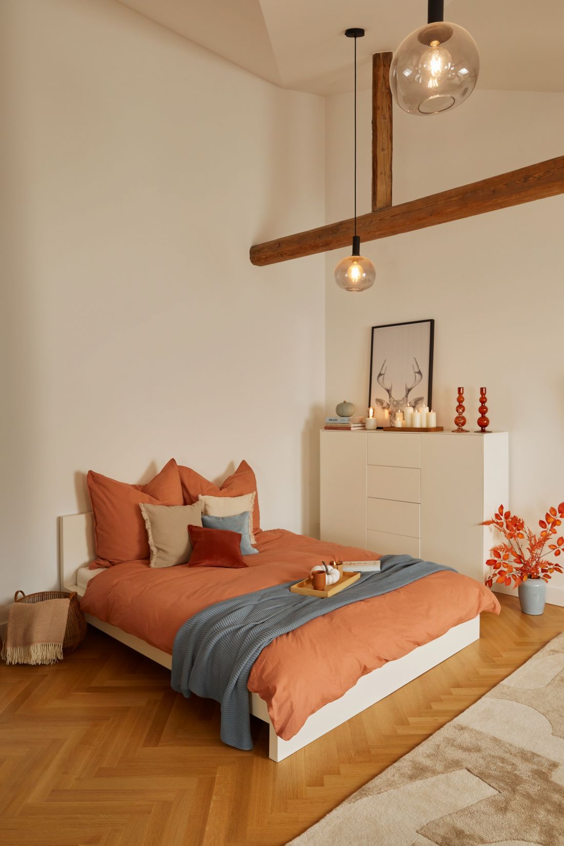 Warm colors will create an autumn atmosphere