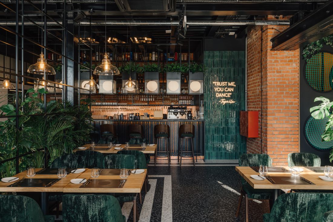 W każdej części restauracji znaleźć można neony