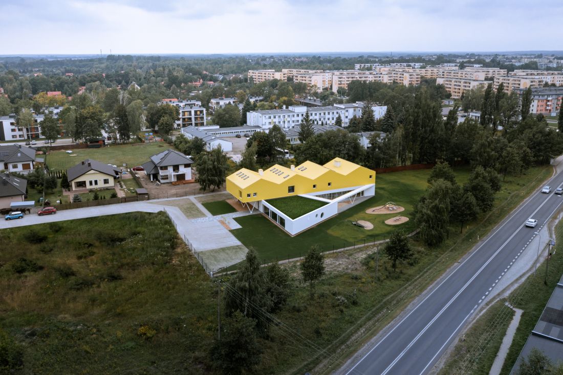 Przedszkole zostało zlokalizowane na trójkątnej działce