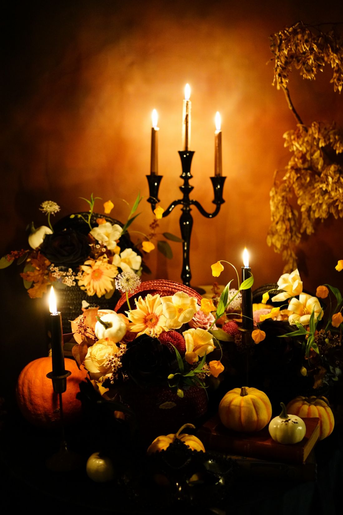 Table arrangement in Halloween colors
