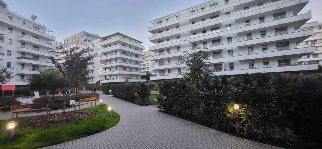 Osiedle Bliska Wola - wewnętrzny dziedziniec z terenami zieleni, małą architekturą i ścieżkami spacerowymi
