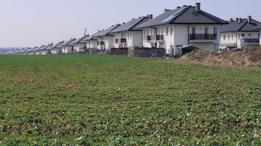 Pyskowice - przykład osiedla zabudowy jednorodzinnej zrealizowanego na podłużnej działce