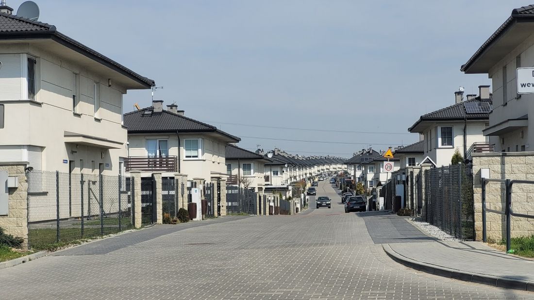 Pyskowice - osiedle zabudowy jednorodzinnej wzdłuż ulicy o długości ponad 800 metrów.