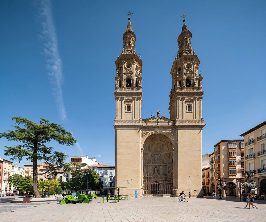 meble miejskie na Plaza del Mercado w Logroño