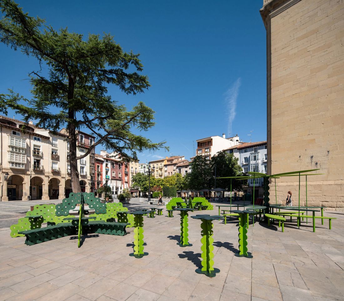 meble miejskie na Plaza del Mercado w Logroño