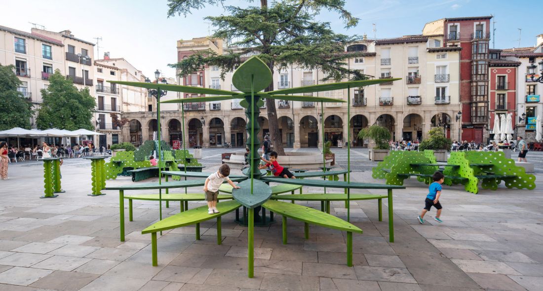 meble miejskie na Plaza del Mercado w Logroño