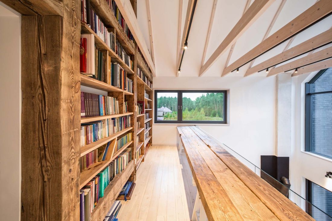 Antresola z biblioteczką