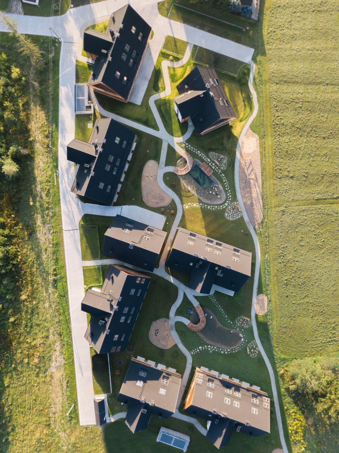 Pierwszy etap zawiera osiem budynków połączonych organicznymi ścieżkami