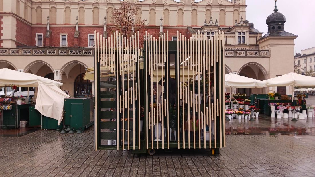 Nowe pawilony na tle sukiennic
