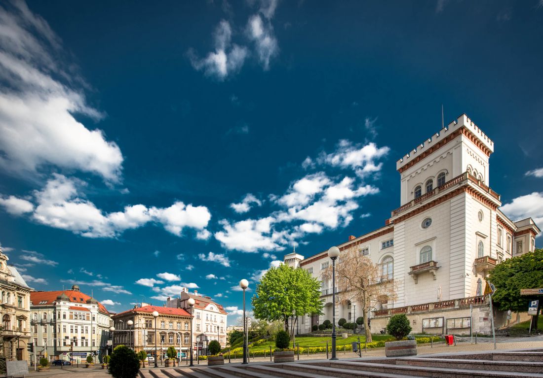 architektura w otoczeniu „Pigala”, czyli placu Chrobrego; na pierwszym planie zamek Sułkowskich