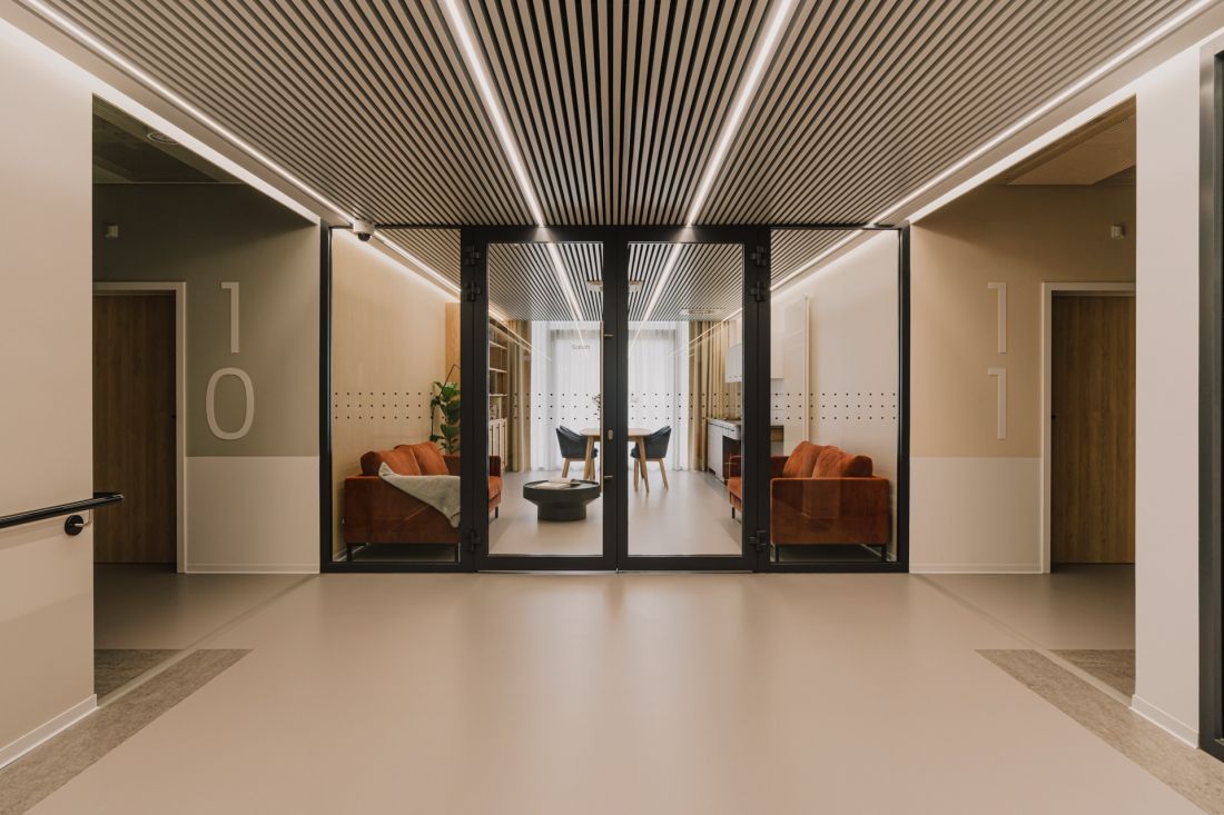 Korytarz, a za szklanymi drzwiami salon
