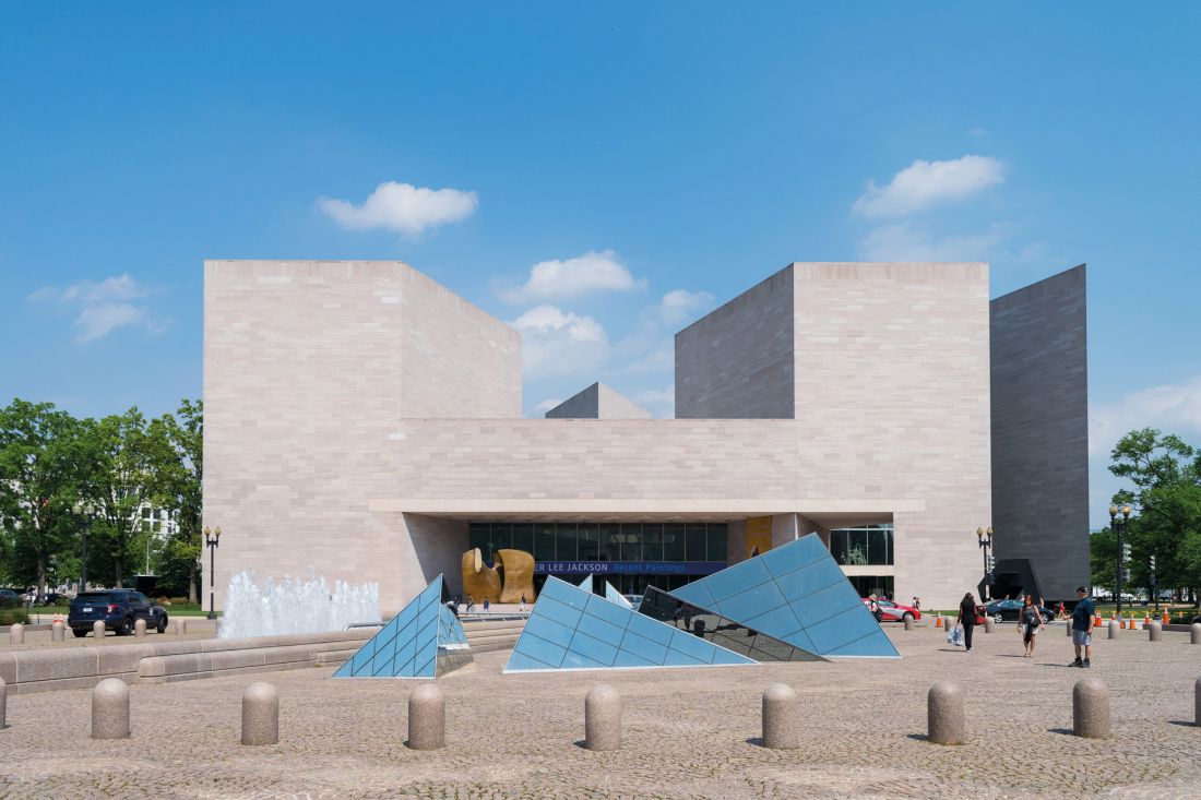 wschodnie skrzydło Galerii Narodowej w Waszyngtonie, proj. I. M. Pei, ukończony 1978; wielkie kamienne płyty zamontowane na autorskiej konstrukcji po jakimś czasie zaczęły się przechylać, grożąc odpadnięciem z elewacji