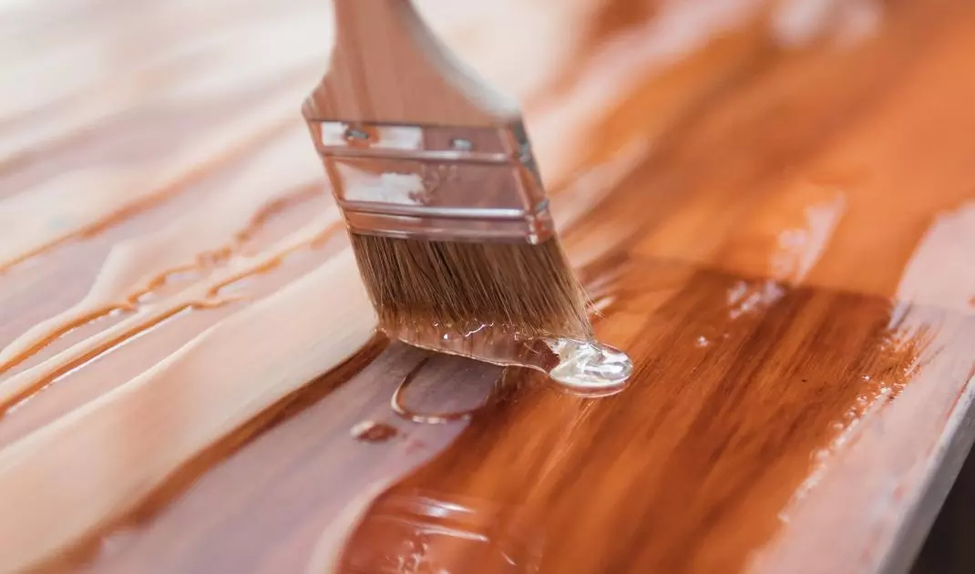 Wood varnishing