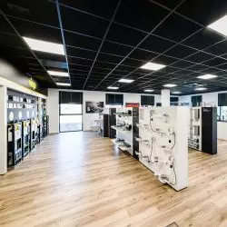 Najważniejszą część nowego centrum szkoleniowego stanowi showroom o powierzchni 123 m², gdzie można zobaczyć całą ofertę produktów Viega, dostępnych na polskim rynku.