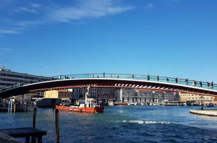 Calatrava do poprawki - wenecki most wreszcie bez szkła