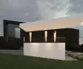 Dom na zboczy charakteryzuje się rozrzeźbioną bryłą