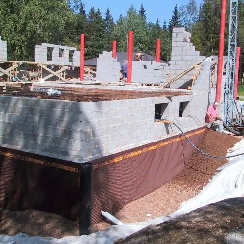 Kiedy warto rozważyć wykonanie drenażu budynku