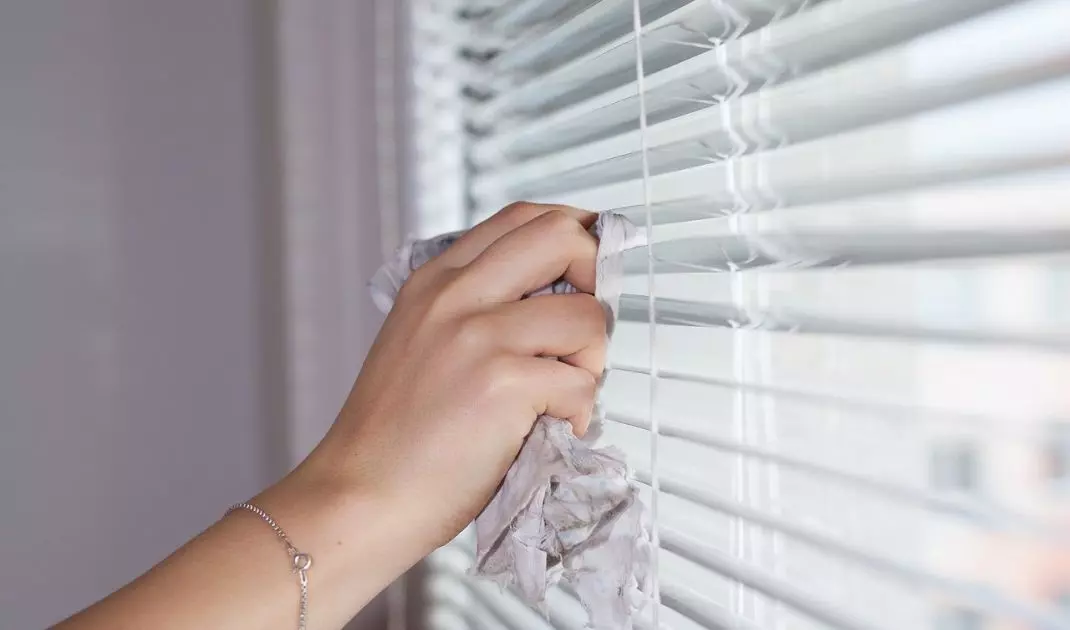 Cleaning the blinds