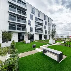 Inwestycja Yacht Park Gdynia. Optymalny komfort wewnątrz budynków zapewniają potrójne szyby zespolone z ciepłą ramką dystansową klasy premium SWISSPACER Ultimate.