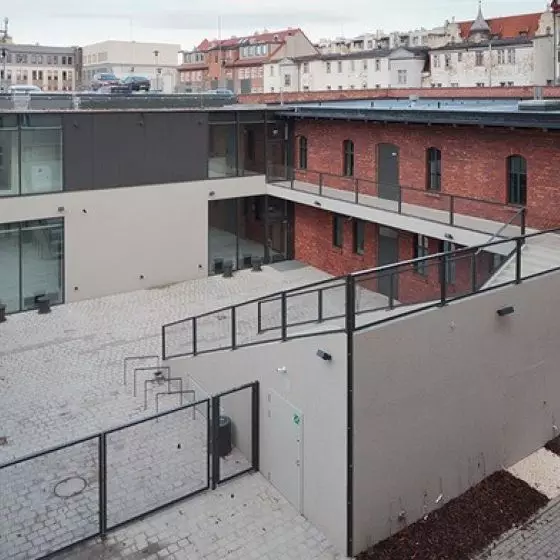 Centrum Aktywności Lokalnej wraz z zagospodarowaniem wnętrza podwórzowego, proj.: ch+ architekci