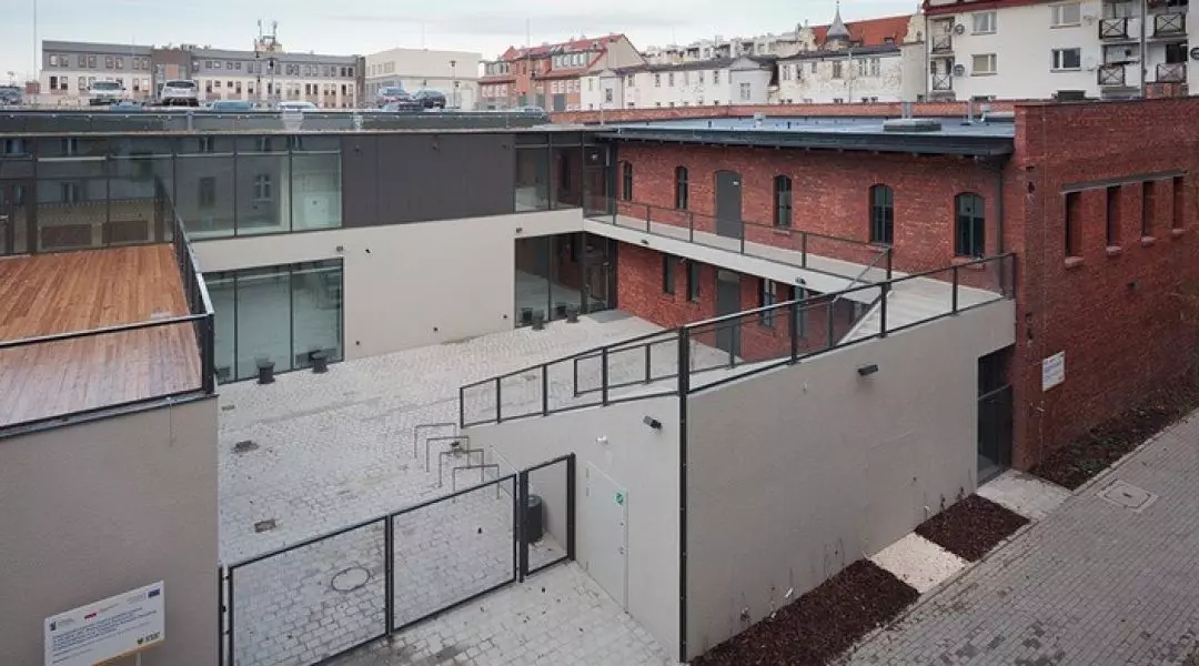 Centrum Aktywności Lokalnej wraz z zagospodarowaniem wnętrza podwórzowego, proj.: ch+ architekci