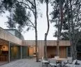Taras z domem nad jeziorem - proj. UGO Architecture