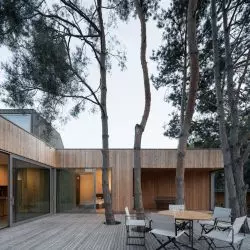 Taras z domem nad jeziorem - proj. UGO Architecture