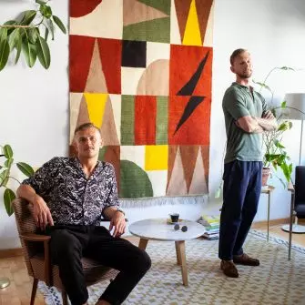 Założyciel Splotu Przemysław Cepak i projektant Piotr Niklas w tle pierwszy kilim 