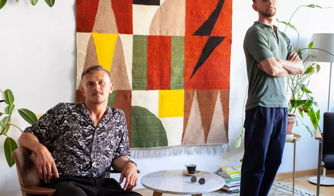 Założyciel Splotu Przemysław Cepak i projektant Piotr Niklas w tle pierwszy kilim 