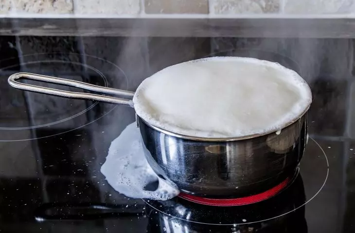 Uciążliwe plamy na płycie kuchennej – jak się ich pozbyć?
