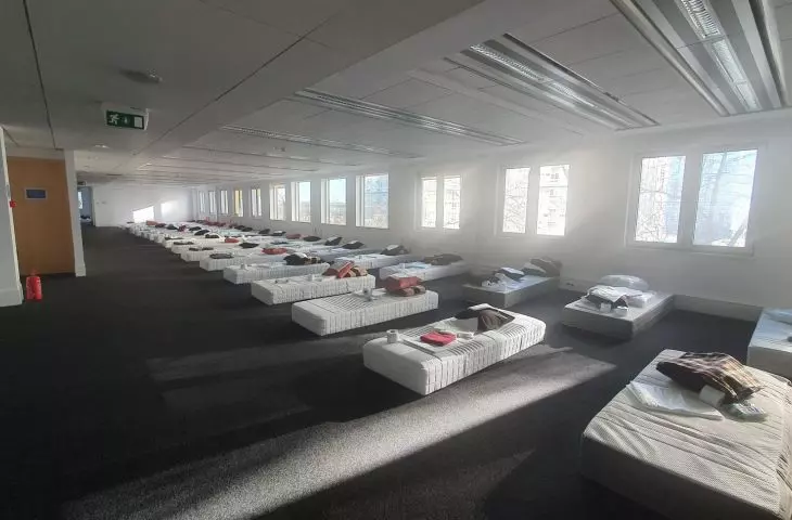 Uchodźcy zamieszkali w biurowcach
