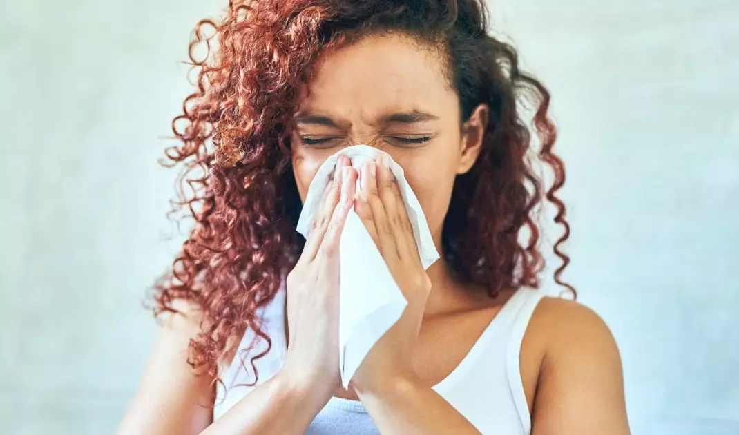 Alergia potrafi dać się mocno we znaki osobom uczulonym. Wykańczając ściany wnętrz odpowiednimi materiałami, można złagodzić jej uporczywe objawy