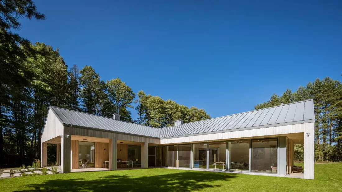 Dom na polanie nawiązuje do architektury regionu