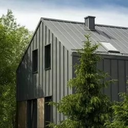 Stal GreenCoat® w zrównoważonym budownictwie – odporne oraz estetyczne dachy, elewacje i rynny