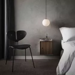 Krzesło z kolekcji Moth i lampy Bright Modeco