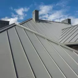 Pokrycie dachowe z modułowego rąbka zatrzaskowego Bratex Savoy