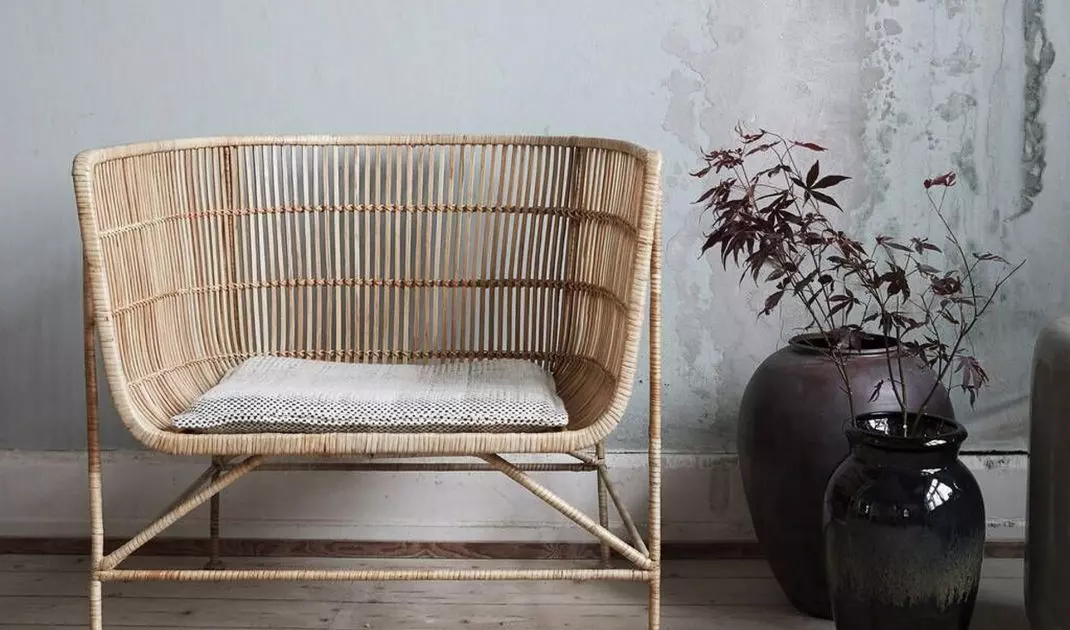 Seat woven with rattan