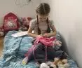 Alisa, 5 lat, bawi się pluszakami w sypialni warszawskiego mieszkania zapewnionego rodzinie przez fundację Habitat for Humanity Poland razem z m.st. Warszawa. Przygotowując się do ucieczki z Ukrainy, mama dziewczynki powiedziała, że może ona wziąć do ple