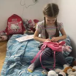 Alisa, 5 lat, bawi się pluszakami w sypialni warszawskiego mieszkania zapewnionego rodzinie przez fundację Habitat for Humanity Poland razem z m.st. Warszawa. Przygotowując się do ucieczki z Ukrainy, mama dziewczynki powiedziała, że może ona wziąć do ple