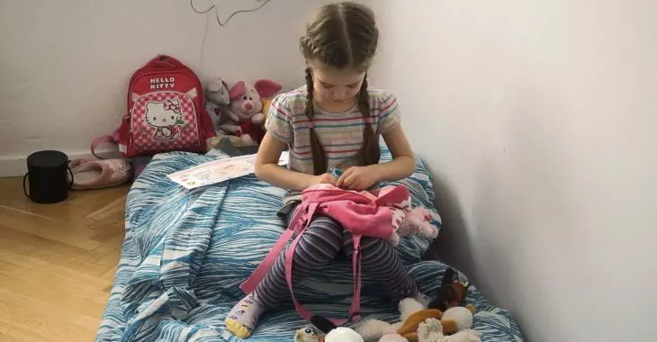 Alisa, 5 lat, bawi się pluszakami w sypialni warszawskiego mieszkania zapewnionego rodzinie przez fundację Habitat for Humanity Poland razem z m.st. Warszawa. Przygotowując się do ucieczki z Ukrainy, mama dziewczynki powiedziała, że może ona wziąć do ple