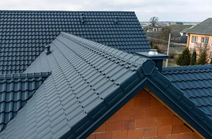 Nowoczesne stalowe dachy przyszłości. Ponadczasowe blachodachówki i panele BUDMAT