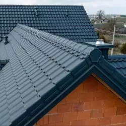 Dach kompletny z blachodachówką modułową Venecja D-Matt 7016 wykończony gąsiorem GS-LUX i wiatrownicą modułową Venecja