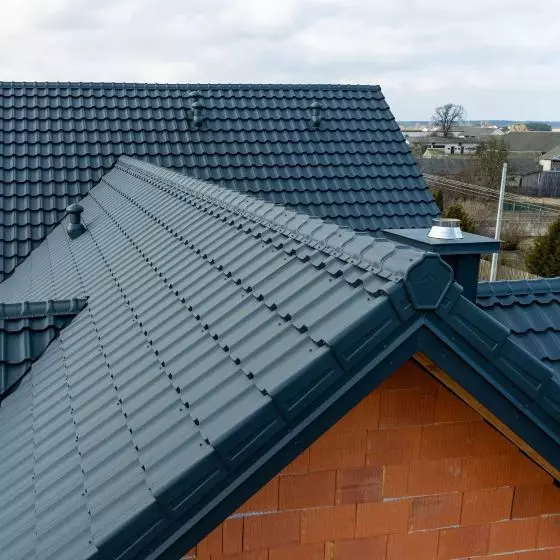 Dach kompletny z blachodachówką modułową Venecja D-Matt 7016 wykończony gąsiorem GS-LUX i wiatrownicą modułową Venecja