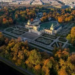 zadaniem konkursowym jest projekt toalety publicznej przy Oranżerii Pałacu Króla Jana III w Wilanowie