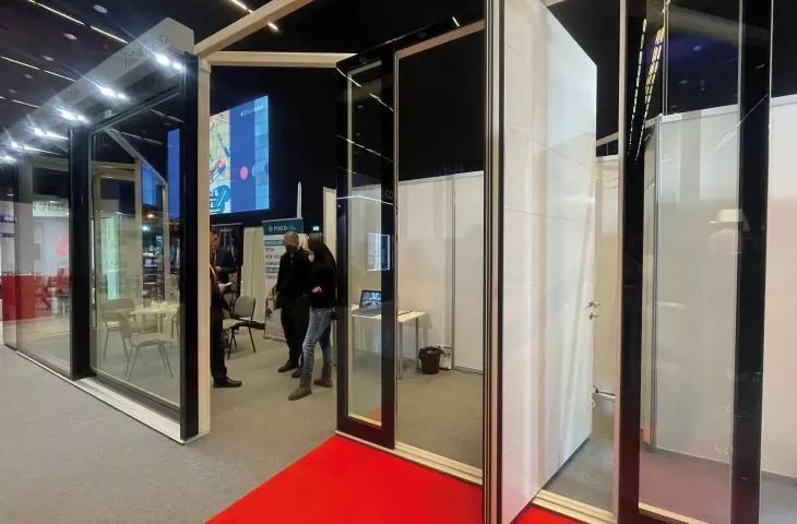 Drzwi obrotowe Pivot w systemie TotalGlass. Obok nich nie przejdziesz obojętnie