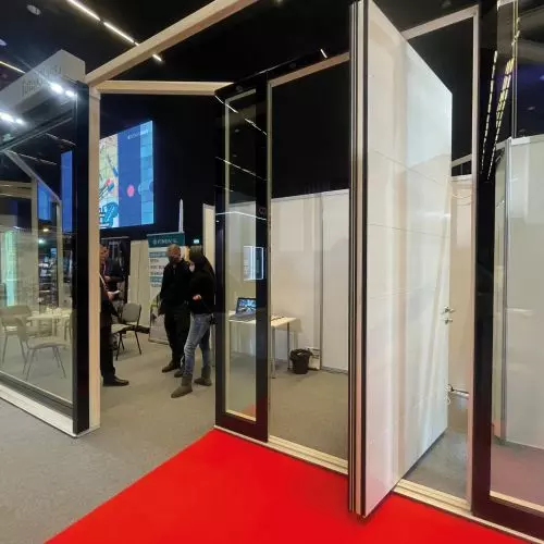 Drzwi obrotowe Pivot w systemie TotalGlass. Obok nich nie przejdziesz obojętnie