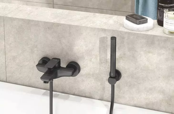 Elegant black in the bathroom
